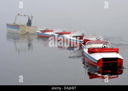 Ein Boot mieten Mitarbeiter zieht Tretboote am Titi See in der Nähe von Titisee-Neustadt, Deutschland, 29. März 2011. Foto: Rolf Haid Stockfoto