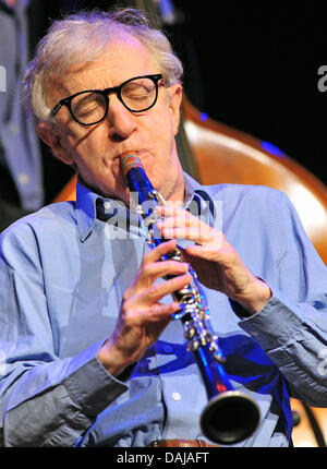 US-Regisseur Woody Allen tritt mit seiner New Orleans Jazz Band in der Philharmonie in München, 29. März 2011. Es ist das erste von drei Konzerten in Deutschland, wo Woody Allen Klarinette spielt. Foto: Peter Kneffel Stockfoto