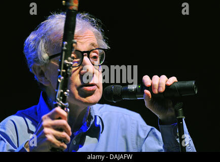 US-Regisseur Woody Allen tritt mit seiner New Orleans Jazz Band in der Philharmonie in München, 29. März 2011. Es ist das erste von drei Konzerten in Deutschland, wo Woody Allen Klarinette spielt. Foto: Peter Kneffel Stockfoto