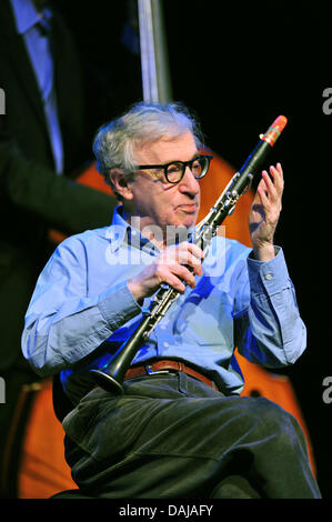 US-Regisseur Woody Allen tritt mit seiner New Orleans Jazz Band in der Philharmonie in München, 29. März 2011. Es ist das erste von drei Konzerten in Deutschland, wo Woody Allen Klarinette spielt. Foto: Peter Kneffel Stockfoto