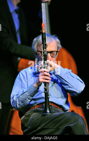 US-Regisseur Woody Allen tritt mit seiner New Orleans Jazz Band in der Philharmonie in München, 29. März 2011. Es ist das erste von drei Konzerten in Deutschland, wo Woody Allen Klarinette spielt. Foto: Peter Kneffel Stockfoto