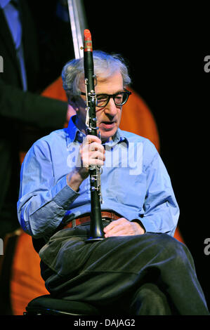 US-Regisseur Woody Allen tritt mit seiner New Orleans Jazz Band in der Philharmonie in München, 29. März 2011. Es ist das erste von drei Konzerten in Deutschland, wo Woody Allen Klarinette spielt. Foto: Peter Kneffel Stockfoto