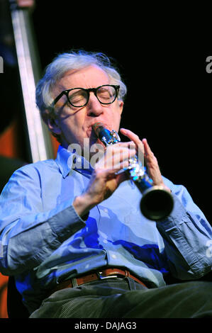 US-Regisseur Woody Allen tritt mit seiner New Orleans Jazz Band in der Philharmonie in München, 29. März 2011. Es ist das erste von drei Konzerten in Deutschland, wo Woody Allen Klarinette spielt. Foto: Peter Kneffel Stockfoto