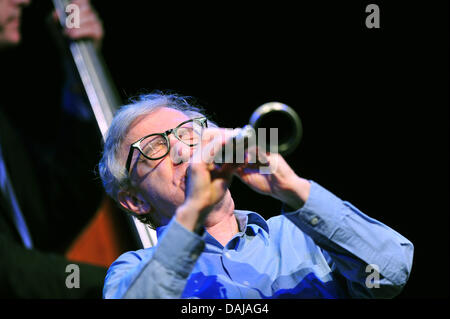 US-Regisseur Woody Allen tritt mit seiner New Orleans Jazz Band in der Philharmonie in München, 29. März 2011. Es ist das erste von drei Konzerten in Deutschland, wo Woody Allen Klarinette spielt. Foto: Peter Kneffel Stockfoto