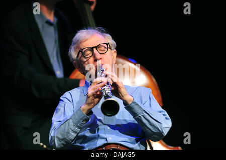 US-Regisseur Woody Allen tritt mit seiner New Orleans Jazz Band in der Philharmonie in München, 29. März 2011. Es ist das erste von drei Konzerten in Deutschland, wo Woody Allen Klarinette spielt. Foto: Peter Kneffel Stockfoto