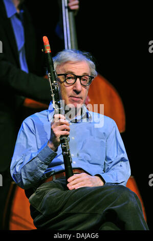 US-Regisseur Woody Allen tritt mit seiner New Orleans Jazz Band in der Philharmonie in München, 29. März 2011. Es ist das erste von drei Konzerten in Deutschland, wo Woody Allen Klarinette spielt. Foto: Peter Kneffel Stockfoto