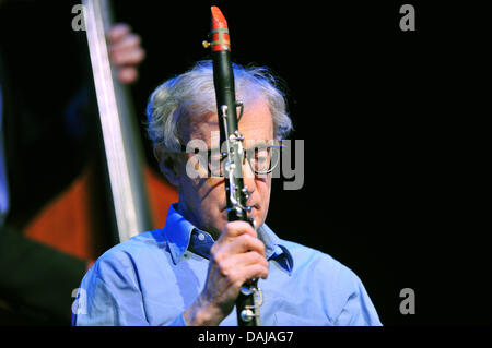 US-Regisseur Woody Allen tritt mit seiner New Orleans Jazz Band in der Philharmonie in München, 29. März 2011. Es ist das erste von drei Konzerten in Deutschland, wo Woody Allen Klarinette spielt. Foto: Peter Kneffel Stockfoto