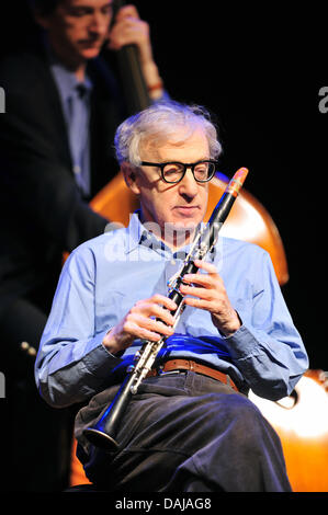 US-Regisseur Woody Allen tritt mit seiner New Orleans Jazz Band in der Philharmonie in München, 29. März 2011. Es ist das erste von drei Konzerten in Deutschland, wo Woody Allen Klarinette spielt. Foto: Peter Kneffel Stockfoto