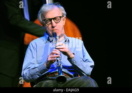 US-Regisseur Woody Allen tritt mit seiner New Orleans Jazz Band in der Philharmonie in München, 29. März 2011. Es ist das erste von drei Konzerten in Deutschland, wo Woody Allen Klarinette spielt. Foto: Peter Kneffel Stockfoto