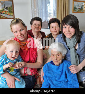 Urenkel Lydia (24) und ihr Sohn Til-Fabio (3, L-R), Schwiegertochter Annemarie (63), Enkelin Heike (44) und Ur-Enkelin Laura (15) Pose mit Großmutter Frieda Szwillus (Fron R) in Raschau, Deutschland, 23. März 2011. Frieda Szwillus feiert 109. Geburtstag am 30. März 2011 und ist damit die älteste Person in Sachsen. Foto: Hendrik Schmidt Stockfoto