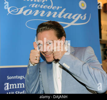 Deutscher Fernsehmoderator Stefan Mross posiert im Rahmen einer Pressekonferenz das diesjährige Reihe von Unterhaltungs-Show "Immer Wieder Sonntags" (jeden Sonntag) im Europapark vor der Show-Logo in Rust, Deutschland, 30. März 2011. Die Serie beginnt am 22. Mai 2011 und läuft bis 4 September mit 15 geplanten Episoden, die ausgestrahlt werden vom Europapark Leben. Foto: Patrick Stockfoto