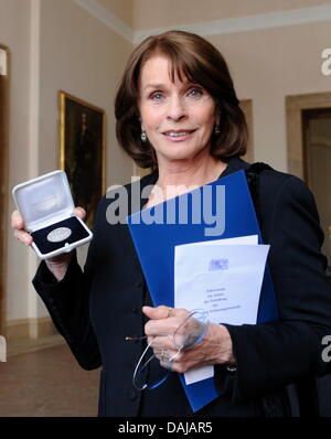 Schauspielerin Senta Berger hält ihre Medaille Silber in der Hand nach der Verleihung der Bayerischen Verfassung Medaille in München, 30. März 2011 gemacht. Die Auszeichnung wird seit 1961 als Anerkennung für die hervorragende Arbeit des Individuums für das Gemeinwohl verliehen. Foto: Tobias Hase Stockfoto