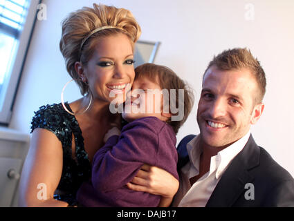 Niederländischer Fußballspieler Rafael van der Vaart besucht seine Frau Sylvie mit seinem Sohn Damian im Coloneum in Köln, 30. März 2011. Sylvie van der Vaart ist TV-Moderatorin für die Show "Let es Dance" des deutschen Fernsehsenders RTL. Foto: Rolf Vennenbernd Stockfoto