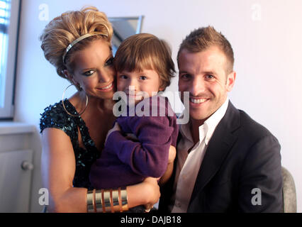 Niederländischer Fußballspieler Rafael van der Vaart besucht seine Frau Sylvie mit seinem Sohn Damian im Coloneum in Köln, 30. März 2011. Sylvie van der Vaart ist TV-Moderatorin für die Show "Let es Dance" des deutschen Fernsehsenders RTL. Foto: Rolf Vennenbernd Stockfoto