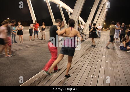 Rom, Italien. 14. Juli 2013. -Swing Dance Event auf Ponte della Musica Brücke in Rom Italien Credit: Gari Wyn Williams / Alamy Live News Stockfoto