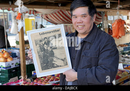 VU Van Hanh aus Vietnam steht hinter seinem Gemüse Stand in Dresden, Deutschland, 21. März 2011. In den Zeiten der Deutschen Demokratischen Republik (DDR) 53-Year-Old rettete zwei Kinder vor dem Ertrinken in der ehemaligen Karl Marx Stadt und erhielt die Lifesaving Medal der DDR. Nach der Wende der Maschinenbau-Ingenieur verlor seinen Beruf und gründete sein eigenes Unternehmen. Für weitere th Stockfoto