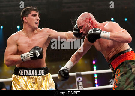 (Datei) - ein Datei-Bild datiert 13. März 2010 zeigt deutsche Boxer Marco Huck (L) Stanzen uns Boxer Adam Richards an der Max-Schmeling-Halle in Berlin, Deutschland, 13. März 2010. Deutschen WBO Welt Cruisergewicht-Champion Marco Huck verteidigt seinen Titel gegen Ran Nakash aus Israel am 2. April 2011. Foto: Robert Schlesinger Stockfoto