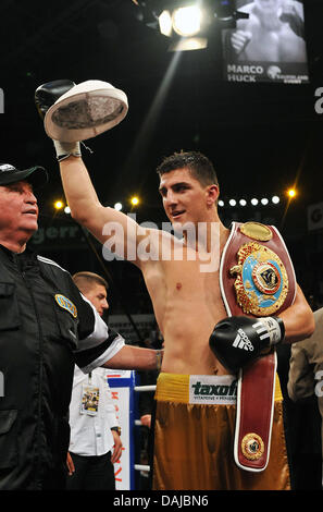 (DATEI) Eine Archivfoto vom 29. August 2009 zeigt die Boxer Huck feiert seinen Sieg über Emilio Ramirez und Gewinn der WBO-Weltmeisterschaft in der Cruiser Gewicht Division in Halle (Westfalen), Deutschland. Deutschen WBO Welt Cruisergewicht-Champion Marco Huck verspricht einen tollen Kampf, wie er seinen Titel gegen Ran Nakash aus Israel am 2. April 2011 verteidigt. Foto: Bernd Thissen Stockfoto