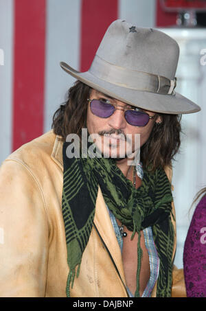 Schauspieler Johnny Depp besucht die Zeremonie zu Ehren der spanischen Schauspielerin Penelope Cruz mit einem neuen Stern auf dem Hollywood Walk of Fame in Los Angeles, USA, am 1. April 2011. Foto: Hubert Boesl Stockfoto