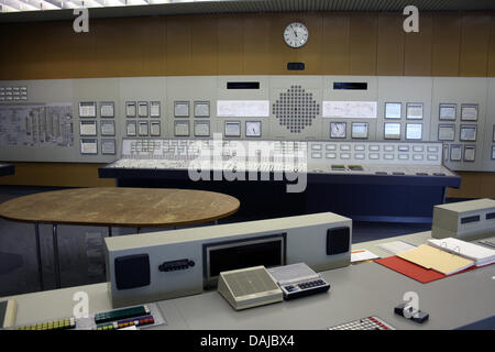 Ein Blick auf die Leitwarte in der stillgelegten österreichischen Kernkraftwerk Zwentendorf, Österreich, 1. April 2011. Zwentendorf ist wohl das sicherste Kernkraftwerk der Welt. Während die Menschen in Japan sind auf der Flucht aus der Katastrophe im Atomkraftwerk in Fukushima, zieht dieser stillgelegten, fast baugleichen Reaktor Tausende von neugierigen Besuchern. Foto: Mir Stockfoto