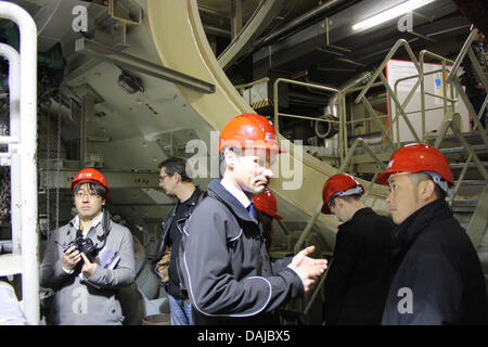 Ein Sprecher aus dem Ingenieurbüro EVN, Stefan Zach, erklärt das Design des Reaktorkerns japanische Journalisten vor den Sicherheitsbehälter des stillgelegten österreichischen Kernkraftwerk Zwentendorf, Österreichs 1. April 2011. Zwentendorf ist wohl das sicherste Kernkraftwerk der Welt. Während die Menschen in Japan sind auf der Flucht aus der Katastrophe im Kernkraftwerk p Stockfoto