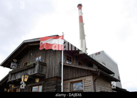 Die stillgelegten österreichischen Kernkraftwerk erhebt sich über einem Guest House in Zwentendorf, Österreich, 1. April 2011. Zwentendorf ist wohl das sicherste Kernkraftwerk der Welt. Während die Menschen in Japan sind auf der Flucht aus der Katastrophe im Atomkraftwerk in Fukushima, zieht dieser stillgelegten, fast baugleichen Reaktor Tausende von neugierigen Besuchern. Foto: Miriam Stockfoto