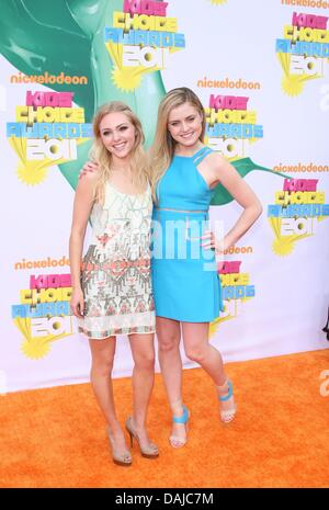 Schauspielerinnen AnnaSophia Robb und Lorraine Nicholson (R) besuchen die Nickelodeon Kids' Choice Awards an Galen Center in Los Angeles, USA, 2. April 2011. Foto: Hubert Boesl Stockfoto