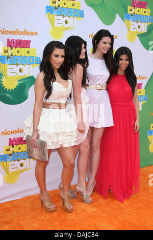 (L-R:) Prominenten Kim und Kourtney Kardashian und TV Persönlichkeiten Kendall und Kylie Jenner besuchen der Nickelodeon Kids' Choice Awards an Galen Center in Los Angeles, USA, 2. April 2011. Foto: Hubert Boesl Stockfoto