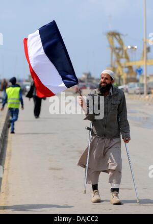 Ein Mann trägt eine französische Fahne in Benghazi, Libyen, Rebellen besetzten 3. April 2011. Libyens Staatschef Muammar Al-Gaddafi weiterhin ablehnen bietet für einen Waffenstillstand. Foto: Maurizio Gambarini Stockfoto