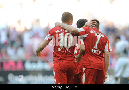 Münchner Franck Ribery (R) gratuliert seinem Teamkollegen Arjen Robben auf sein Tor 1: 0 im Bundesligaspiel FC Bayern München gegen Borussia Moenchengladbach in Allianz Arena in München, Deutschland, 2. April 2011. Foto: Andreas Gebert Stockfoto