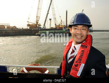 (Datei) - ein Dpa-Datei Bild datiert 14. April 2009 zeigt dann wirkenden unteren sächsischen Wirtschaftsminister Philipp Roesler bei einem Besuch auf der Baustelle der Tiefsee Hafen in Wilhelmshaven, Deutschland. Rösler ist Guido Wetserwelle als Vorsitzender der freien demokratischen Partei von Deutschland (FDP), eine Bewegung die Erfolgsaussichten, die 38 Jahre alte Politiker zum Rücktritt als Bundesminister führen könnten Stockfoto