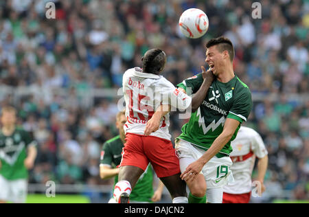 Bremens Sandro Wagner (R) Kämpfe um den Ball mit der Stuttgarter Arthur Boka Duing deutsche Bundesliga Spiel Werder Bremen vs. VfB Stuttgart im Weser-Stadion in Bremen, Deutschland, 2. April 2011. Foto: CARMEN JASPERSEN Stockfoto