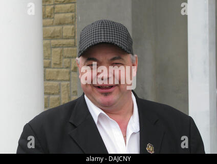 Der Däne Henrik Knudsen posiert in Randers, Dänemark, 28. März 2011. Henrik Knudsen versucht, die legendäre Residenz von Elvis Presley, Graceland, am 15. April 2011 zu öffnen. Foto: Thomas Borchert Stockfoto