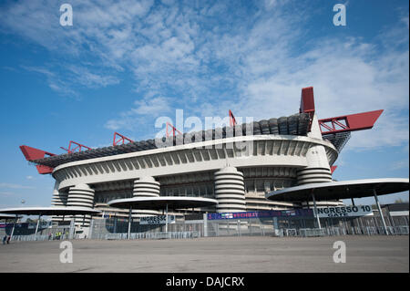 Das Giuseppe-Meazza Stadion steht vor dem Hintergrund des blauen Himmels in Mailand, Italien, 4. April 2011. Deutsche Bundesliga-Fußballverein FC Schalke 04 gegen italienische Fußball spielen club Inter Mailand im Hinspiel der Champions League Viertelfinal-Match auf Dienstag, 5. April 2011. Foto: Bernd Thissen Stockfoto