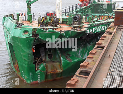 Eine polnische Achterbahn mit einem stark beschädigten Bogen legt am Pier Lürssen Werft in Bremen, Deutschland, 5. April 2011. Die Achterbahn, die Futtermittel durchgeführt traf ein Schwimmdock. Die 220 Meter lange und 40 Meter breiten dock brach Weg und der Weser für zwei Stunden gesperrt. Es wurde niemand verletzt. Foto: Ingo Wagner Stockfoto