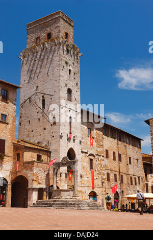 Piazza della Cisterna in San Gimignano, Italien Stockfoto