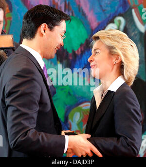 Gesundheit Bundesminister Philipp Roesler und Bundesminister für Arbeit und Soziales Bundesfamilienministerin Ursula von der Leyen sprechen sich zu Beginn der Kabinettssitzung im Bundeskanzleramt in Berlin, 6. April 2011. Rösler ist Kandidat für das Amt des Parteivorsitzenden der Freien Demokraten. FOTO: WOLFGANG KUMM Stockfoto