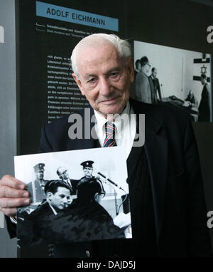 Israelischer Rechtsanwalt und ehemalige stellvertretende Staatsanwalt in der Hauptverhandlung gegen Nazi-kriminellen Adolf Eichmann, Gabriel Bach, hält ein Foto in der Hand die Birkenauer und ihn während der Verhandlung, in der Ausstellung zeigt "mit Blick auf Gerechtigkeit - Adolf Eichmann vor Gericht (Der Prozess - Adolf Eichmann Vor Gericht) in Berlin, Deutschland, 5. April 2011. Die Ausstellung, die den Prozess gegen Birkenauer in 196 dokumentiert Stockfoto