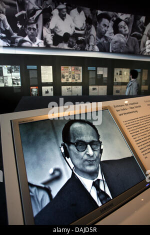 Ein Besucher geht durch die Ausstellung "mit Blick auf Gerechtigkeit - Adolf Eichmann vor Gericht (Der Prozess - Adolf Eichmann Vor Gericht) in Berlin, Deutschland, 5. April 2011. Die Ausstellung, die den Prozess gegen Nazi-kriminellen Adolf Eichmann 1961 dokumentiert, öffnet sich bei der Stiftung "Topographie des Terrors" in Berlin am 6. April 2011. Foto: Stephanie Pilick Stockfoto