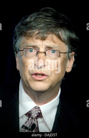 Microsoft-Gründer Bill Gates spricht bei der Preisverleihung des Transatlantic Partnership Award in Berlin, Deutschland, 6. April 2011. Gates erhielt die Auszeichnung durch die US Chamber Of Commerce in Deutschland, für seine sozialen Engagements. Foto: Michael Kappeler Stockfoto