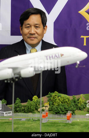 Präsident der Fluggesellschaft Thai Airways International, Piyasvasti Amranand, steht hinter ein Modell eines Airbus A380 von Thai Airways in das Miniatur-Wunderland in Hamburg, Deutschland, 6. April 2011. Die Fluggesellschaft hat aufgefordert, sechs Airbus A380, von denen die erste bis zum Jahr 2012 geliefert werden. Foto: Malte Christen Stockfoto