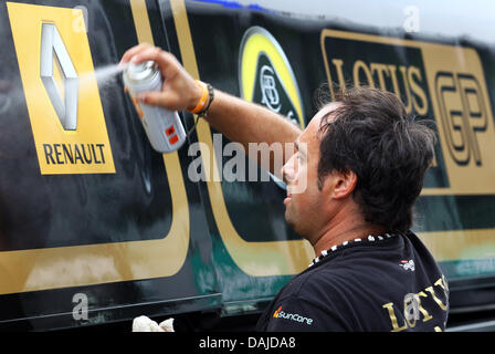 Ein Mechaniker der Lotus Renault Team reinigt den Gefechtsstand auf dem Sepang Circuit außerhalb Kuala Lumpur, Malaysia, 6. April 2011. Der Formel 1 Grand Prix von Malaysia stattfinden am 10. April 2011. Foto: Jens Buettner dpa Stockfoto