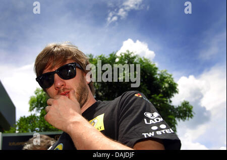 Deutsche Formel1-Fahrer Nick Heidfeld von Lotus Renault kommt auf dem Sepang Circuit außerhalb Kuala Lumpur, Malaysia, 7. April 2011. Der Formel 1 Grand Prix von Malaysia stattfinden am 10. April 2011. Foto: Jens Buettner dpa Stockfoto