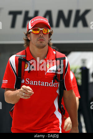 Spanisch-Formel-1-Fahrer Fernando Alonso Ferrari kommt auf dem Sepang Circuit außerhalb Kuala Lumpur, Malaysia, 7. April 2011. Der Formel 1 Grand Prix von Malaysia stattfinden am 10. April 2011. Foto: Jens Büttner Stockfoto