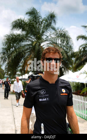 Britische Formel1-Fahrer Jenson Button McLaren-Mercedes kommt auf dem Sepang Circuit außerhalb Kuala Lumpur, Malaysia, 7. April 2011. Der Formel 1 Grand Prix von Malaysia stattfinden am 10. April 2011. Foto: Jens Buettner dpa Stockfoto