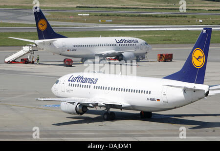 (Dpa-Datei) - ein Datei-Bild vom 28. Juli 2008 zeigt eine Boeing 737-300 der Lufthansa (vorne) in Richtung der Landebahn am Flughafen in Hamburg, Deutschland. Laut einem Sprecher der Lufthansa am 5. April 2011 sind drei der insgesamt 63 Boeing 737 nach den schockierenden Zwischenfall mit einem fliegenden Flugzeuge geprüft. Foto: Jens Ressing Stockfoto