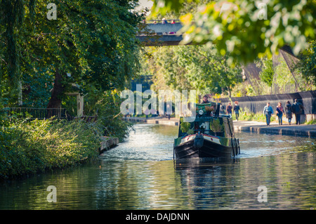 Longboat am Regents Kanal, London Stockfoto