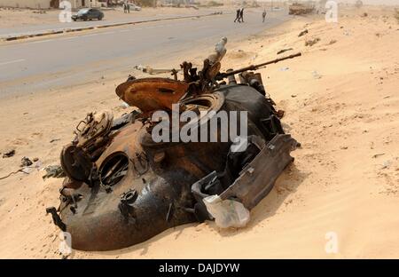 Die Wracks von Panzern liegen in den Sand am Rande von Ajdabiya, Libyen, 7. April 2011. Gaddafi Truppen haben näherte sich die Stadt threatingly wieder und nach Aufständische die Stadt weiter westlich, Marsa Brega in unter Kontrolle der Rebellen. Foto: MAURIZIO GAMBARINI Stockfoto