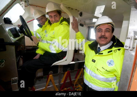 EU-Energiekommissar Guenther Oettinger (CDU, L) und Niedersächsischer Minister Präsident David McAllister (CDU) sitzen in einem Rettungsboot auf einer Plattform von der Offshore-Windpark "Bard Offshore 1" rund 100 Kilometer nordwestlich von Borkom, Deutschland, 7. April 2011. Günther Oettinger (CDU) und David McAllister (CDU) offiziell gesetzt den Windpark Deutschlands erste kommerzielle Wind ist weit ich Stockfoto