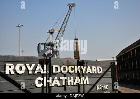 Chatham, Kent, England. Chatham Historic Dockyard. Alte Eisenbahn-LKW und schwere Kran Stockfoto